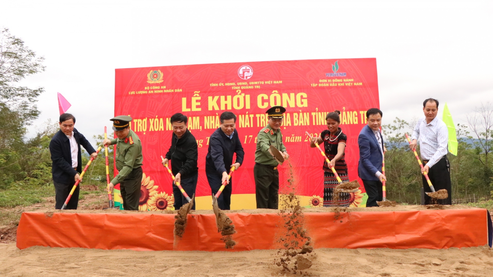 Bộ Công an khởi công xây dựng nhà ở tặng người nghèo tại Quảng Trị